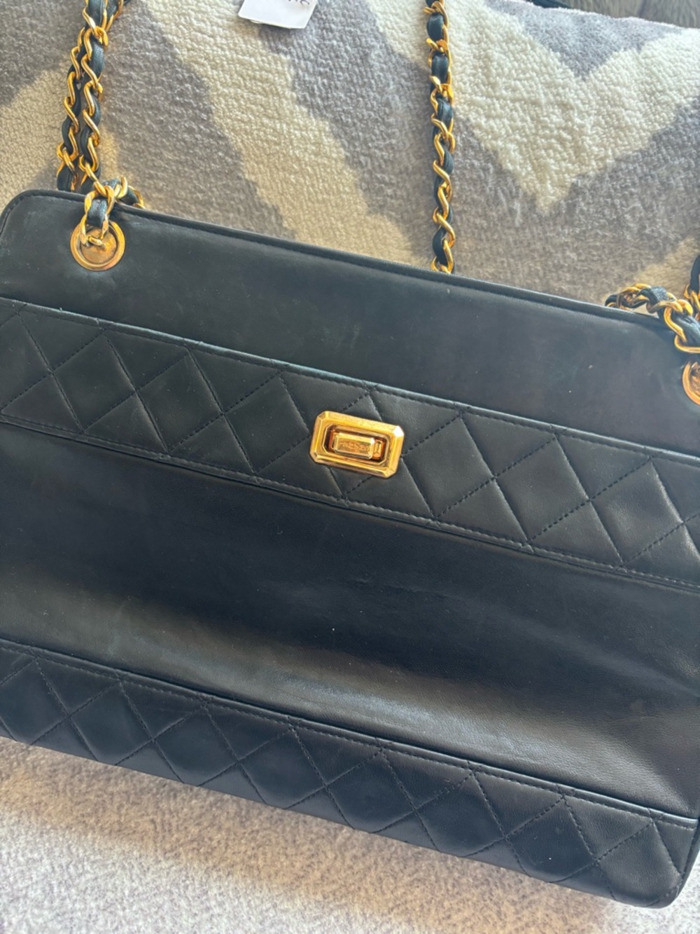 CHANEL Black Quilted Leather Shoulder Bag with Gold Chain and CC Wallet - Picture 6 of 7